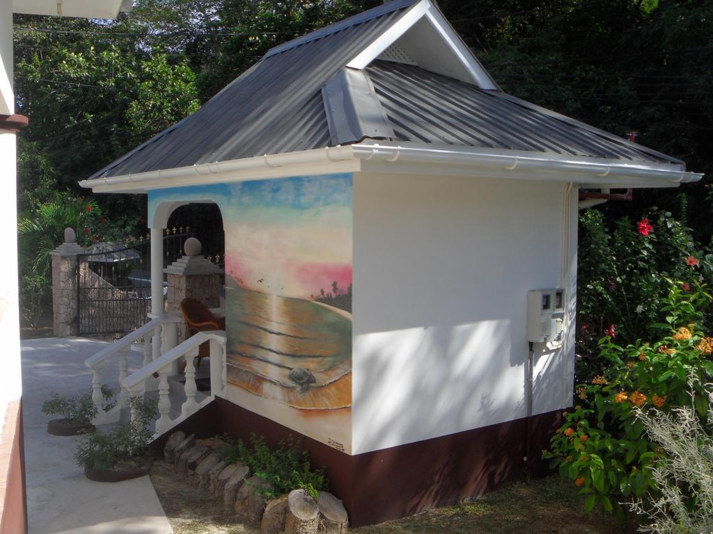 Acquario Guesthouse Anse Volbert Village  Exterior photo
